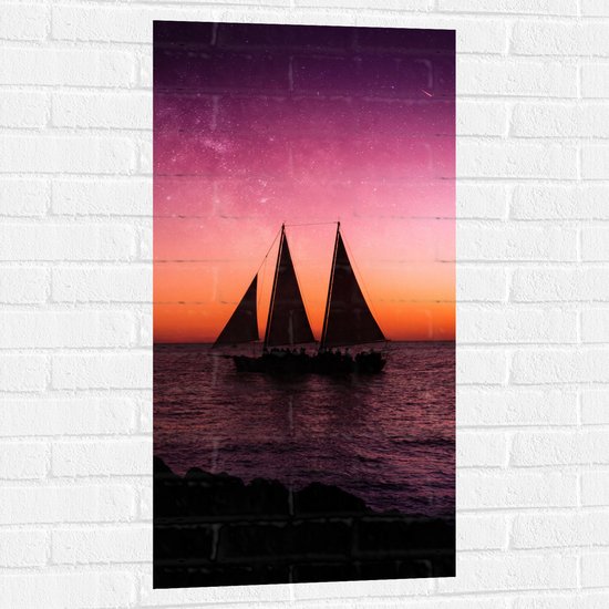 WallClassics - Muursticker - Groot Zeilschip bij Ondergaande Zon en Paarskleurige Lucht - 50x100 cm Foto op Muursticker
