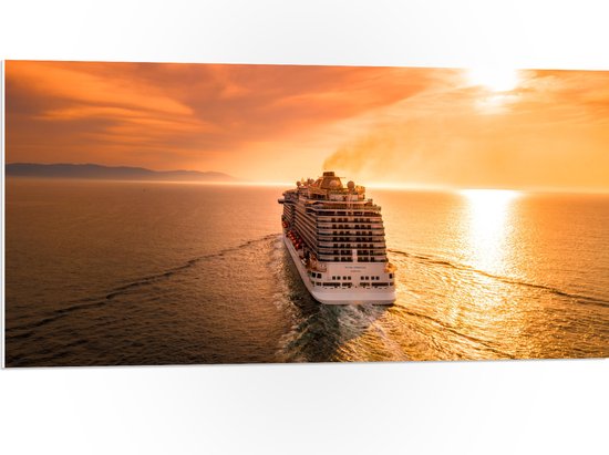 WallClassics - PVC Schuimplaat- Cruiseschip op Water bij Zachte Zonsondergang - 100x50 cm Foto op PVC Schuimplaat