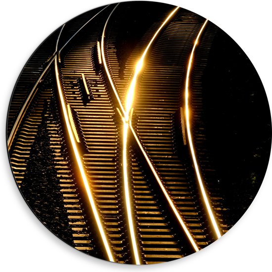 WallClassics - Dibond Muurcirkel - Brede Treinrails in het Donker - 50x50 cm Foto op Aluminium Muurcirkel (met ophangsysteem)
