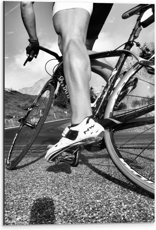 WallClassics - Dibond - Gespierde benen van Wielrenner (zwart/wit) - 40x60 cm Foto op Aluminium (Wanddecoratie van metaal)