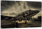 WallClassics - Tuinposter – Vliegtuig met Grauwe Wolken - 150x100 cm Foto op Tuinposter  (wanddecoratie voor buiten en binnen)