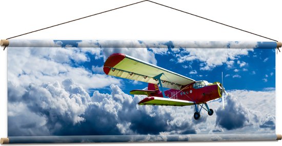 WallClassics - Textielposter - Rood/Geel Vliegtuig in Wolkenvelden - 120x40 cm Foto op Textiel