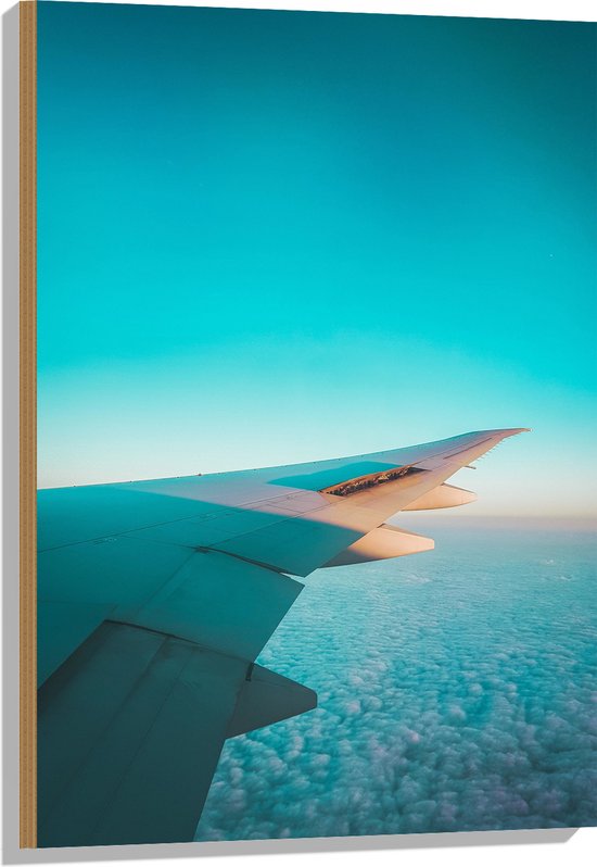 WallClassics - Hout - Witte Vleugel van Vliegtuig boven Schapenwolken - 60x90 cm - 12 mm dik - Foto op Hout (Met Ophangsysteem)