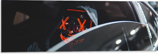 WallClassics - Dibond - Man met Lichtgevend Masker in Auto - 90x30 cm Foto op Aluminium (Met Ophangsysteem)