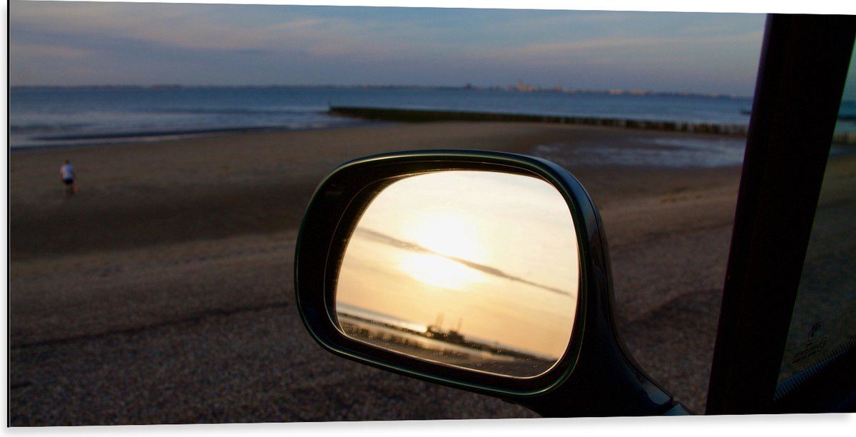 Dibond - Autospiegel op het Strand in de Avond - 100x50 cm Foto op Aluminium (Met Ophangsy