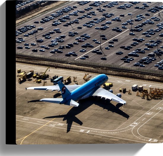 WallClassics - Canvas  - Blauw Vliegtuig op Vliegbasis - 30x30 cm Foto op Canvas Schilderij (Wanddecoratie op Canvas)