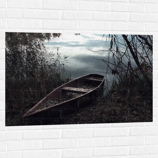 WallClassics - Muursticker - Oud Schippersbootje bij het Water - 105x70 cm Foto op Muursticker