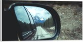 WallClassics - Dibond - Uitzicht op Sneeuwberg in Autospiegel - 100x50 cm Foto op Aluminium (Met Ophangsysteem)