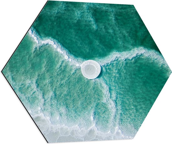 WallClassics - Dibond Hexagon - Witte Steen in de Zee - 80x69.6 cm Foto op Hexagon (Met Ophangsysteem)