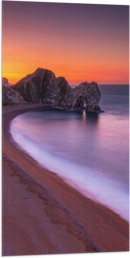 WallClassics - Vlag - Rotsen aan het Strand met Kalme Zee - 50x100 cm Foto op Polyester Vlag