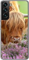 Geschikt voor Samsung Galaxy S22 Plus hoesje - Schotse Hooglander - Paars - Bloemen - Siliconen Telefoonhoesje