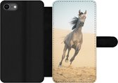 Bookcase Geschikt voor iPhone SE 2020 telefoonhoesje - Paard - Zand - Woestijn - Met vakjes - Wallet case met magneetsluiting