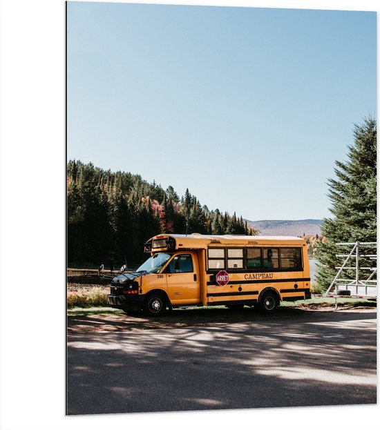 WallClassics - Dibond - Schoolbus bij Bomen en Water - 75x100 cm Foto op Aluminium (Wanddecoratie van metaal)