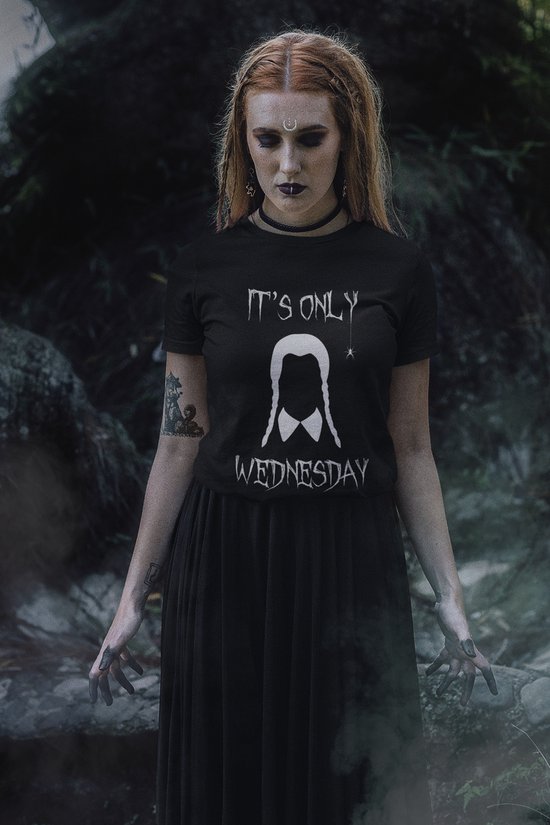 Rick & Rich - Zwart T-shirt - It's only wednesday - The Addams Family - Gothic T-shirt - Wednesday T-shirt - Zwart Wednesday T-shirt - Zwart T-shirt maat L - T-shirt met ronde hals - Wednesday Addams