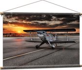 WallClassics - Affiche Textile - Klein Avion sur Piste - 90x60 cm Photo sur Textile