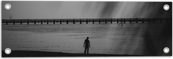 WallClassics - Tuinposter – Persoon bij Vlonder aan het Water - 60x20 cm Foto op Tuinposter  (wanddecoratie voor buiten en binnen)