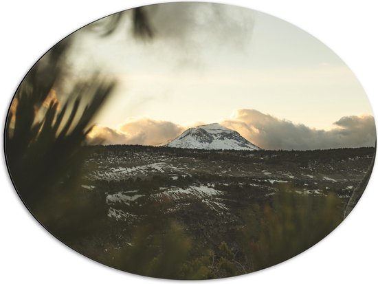 WallClassics - Dibond Ovaal - Witte Sneeuwberg in Landschap met Wolken - 68x51 cm Foto op Ovaal (Met Ophangsysteem)