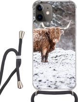Hoesje met koord Geschikt voor iPhone 12 - Schotse Hooglander - Boom - Sneeuw - Siliconen - Crossbody - Backcover met Koord - Telefoonhoesje met koord - Hoesje met touw