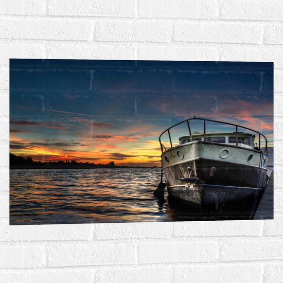 WallClassics - Muursticker - Schip op het Water met Oranje Lucht - 75x50 cm Foto op Muursticker