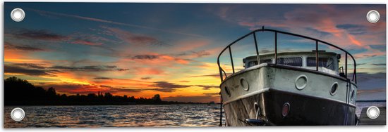 WallClassics - Tuinposter – Schip op het Water met Oranje Lucht - 60x20 cm Foto op Tuinposter  (wanddecoratie voor buiten en binnen)