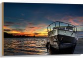 WallClassics - Hout - Schip op het Water met Oranje Lucht - 90x60 cm - 12 mm dik - Foto op Hout (Met Ophangsysteem)