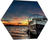 WallClassics - Plaque de Mousse PVC Hexagone - Navire sur Water avec Ciel Oranje - 70x60,9 cm Photo sur Hexagone (Avec Système de Suspension)