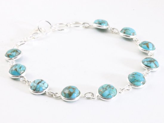 Een verzameling sieraden, wo. zilver. Drie broches, een ring, een