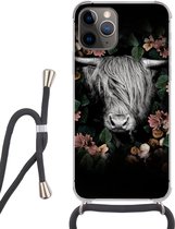 Hoesje met koord Geschikt voor iPhone 13 Pro Max - Schotse hooglander - Bloemen - Roze - Siliconen - Crossbody - Backcover met Koord - Telefoonhoesje met koord - Hoesje met touw