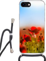 Étui avec cordon Adapté pour iPhone 7 - Coquelicots sous un ciel bleu clair. - Siliconen - Bandoulière - Coque arrière avec cordon - Étui pour téléphone avec cordon - Étui avec corde