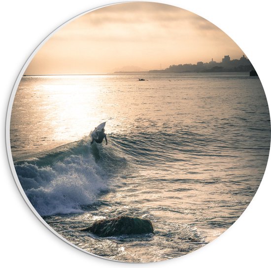WallClassics - PVC Schuimplaat Muurcirkel - Surfer op Zee aan de Kust - 20x20 cm Foto op Muurcirkel (met ophangsysteem)