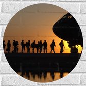 WallClassics - Muursticker Cirkel - Silhouet van Soldaten bij Vliegtuig - 50x50 cm Foto op Muursticker