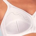Witte beha met geborduurde details op de cups en een decoratieve strik.