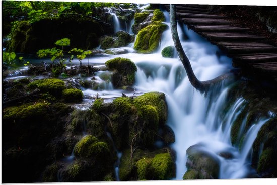 WallClassics - Dibond - Brug boven Waterval - 90x60 cm Foto op Aluminium (Met Ophangsysteem)