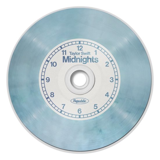 CD met een klok gezicht ontwerp in lichtblauw, met 'Taylor Swift Midnights' in het midden.