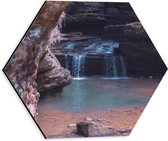 WallClassics - Dibond Hexagon - Kleine Waterval vanaf de Rotsen - 30x26.1 cm Foto op Hexagon (Met Ophangsysteem)