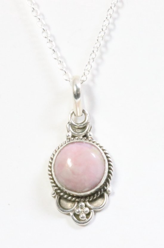 Fijne bewerkte zilveren hanger met roze opaal aan ketting