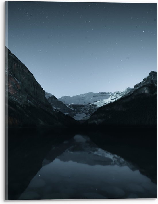 WallClassics - Acrylglas - Meer bij Bergen onder Sterren - 30x40 cm Foto op Acrylglas (Wanddecoratie op Acrylaat)