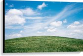WallClassics - Canvas  - Heldere Lucht met Wolken boven Gras Heuvel - 90x60 cm Foto op Canvas Schilderij (Wanddecoratie op Canvas)