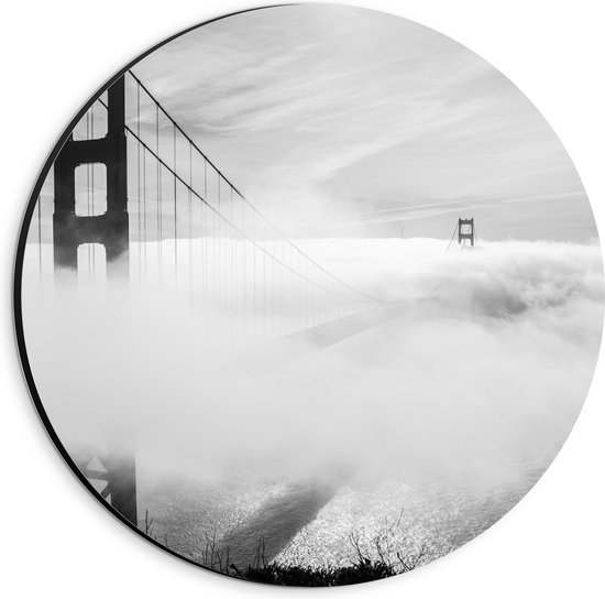 WallClassics - Dibond Muurcirkel - Hevige Mist bij Grote Brug - Zwart / Wit - 20x20 cm Foto op Aluminium Muurcirkel (met ophangsysteem)