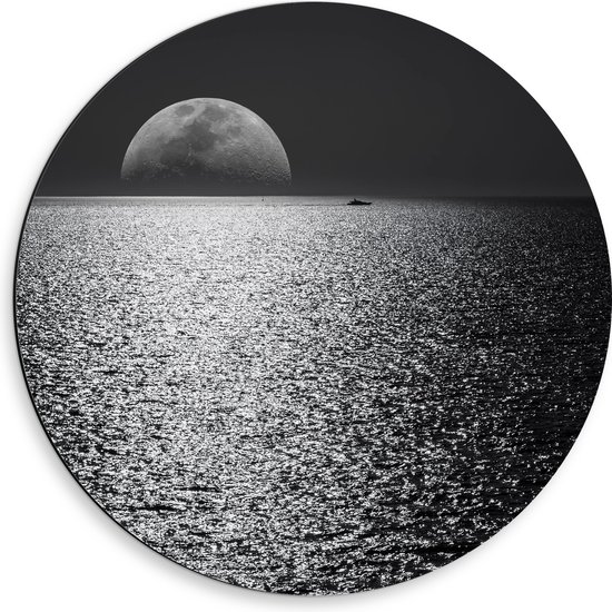 WallClassics - Dibond Muurcirkel - Maan aan de Horizon bij de Zee Zwart / Wit - 50x50 cm Foto op Aluminium Muurcirkel (met ophangsysteem)