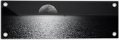 WallClassics - Tuinposter – Maan aan de Horizon bij de Zee Zwart / Wit - 60x20 cm Foto op Tuinposter  (wanddecoratie voor buiten en binnen)