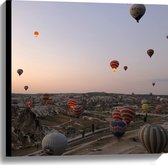 WallClassics - Canvas  - Luchtballonnen boven Bergachtig Landschap - 60x60 cm Foto op Canvas Schilderij (Wanddecoratie op Canvas)