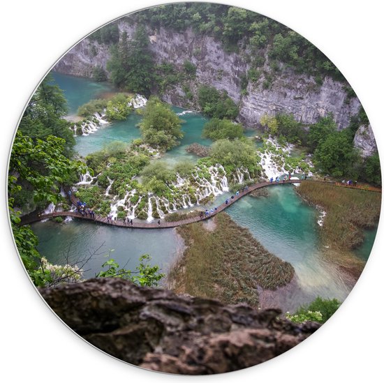 WallClassics - Cercle mural en panneau de mousse PVC - Vue de dessus du pont le long des lacs de Plitvice - Photo 70x70 cm sur cercle mural (avec système de suspension)