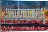 WallClassics - Tuinposter – Wit Bankje in Herfstbos - 105x70 cm Foto op Tuinposter  (wanddecoratie voor buiten en binnen)