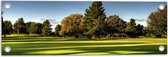 WallClassics - Tuinposter – Golfbaan met Bomen - 60x20 cm Foto op Tuinposter  (wanddecoratie voor buiten en binnen)