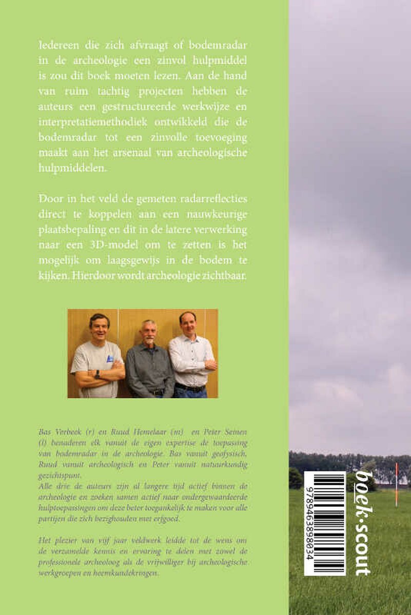 Drie mannen in nette kleding staan lachend voor een boek met de titel "Echo's van het verleden".