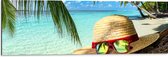 WallClassics - Dibond - Hoed met Zonnebril op het Strand - 90x30 cm Foto op Aluminium (Wanddecoratie van metaal)