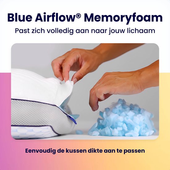 Handen die blauwe schuimvlokken uit een kussen halen voor aanpassing.