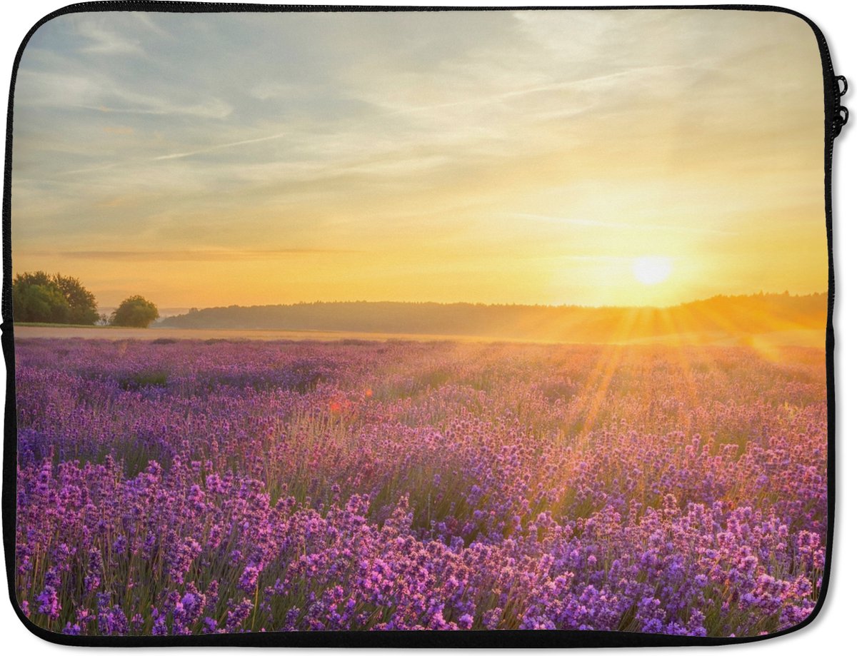 Laptophoes 15.6 inch - Lavendel - Zonsondergang - Bomen - Paars - Laptop sleeve - Binnenmaat 37x26 cm - Zwarte achterkant