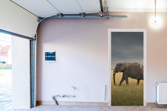 Deurposter 80x205 cm - Deursticker Olifant - Savanne - Dieren - Natuur - Meubelfolie zelfklevend - Deurfolie woonkamer - Interieurfolie fotobehang - Deur plakfolie - Deurstickers - Deurbehang sticker - Kamer decoratie